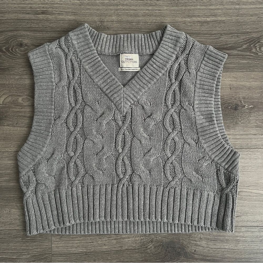 URBAN OUTFITTERS Ollie Oversized Sweater Vest XS Gray Cable Knit Preppy Academia